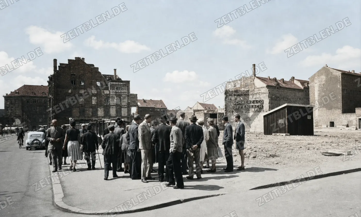 Menschenansammlung vor Münchner Kriegsschäden, 1949
