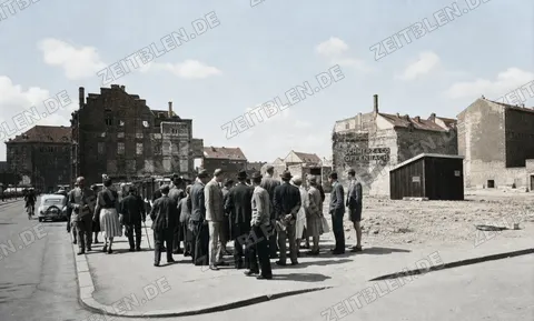 Menschenansammlung vor Münchner Kriegsschäden, 1949