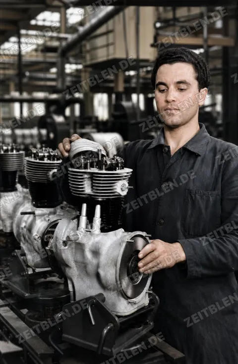 Arbeiter bei der BMW-Motorenmontage
