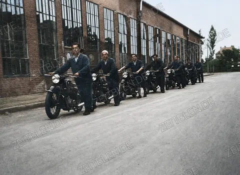 BMW-Reportage: Motorradfahrer vor dem Werk München