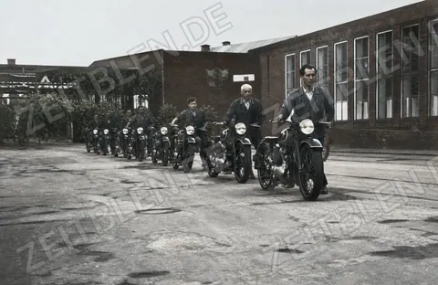 BMW-Reportage: Motorradkolonne im Werksinnenhof
