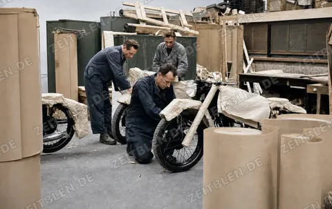 Verpackung eines BMW-Motorrads im Werk München