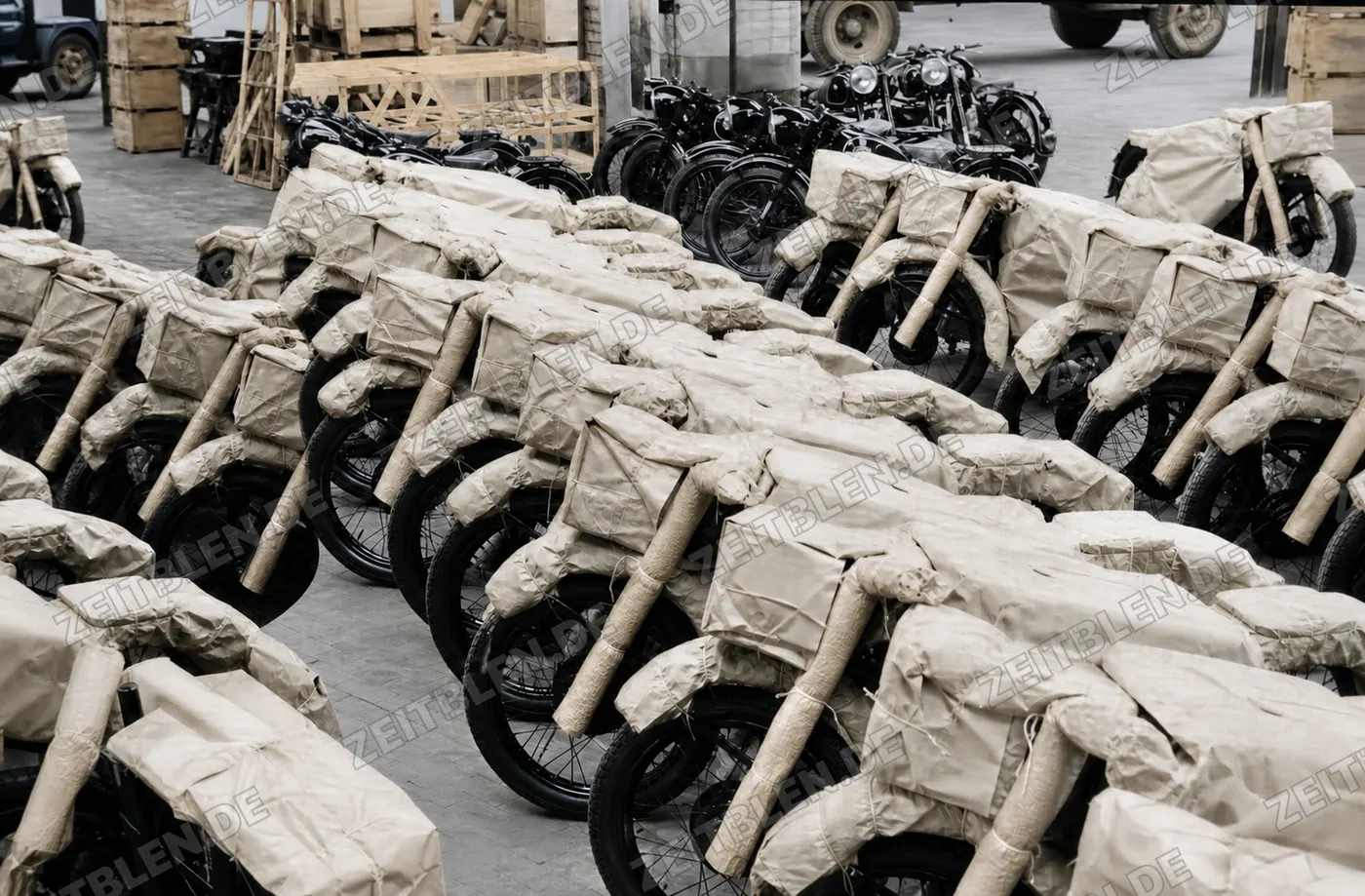 Reihe verpackter BMW-Motorräder im Werk München