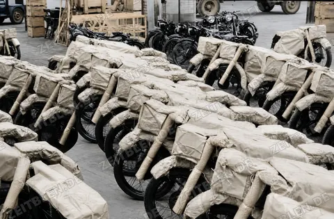 Reihe verpackter BMW-Motorräder im Werk München