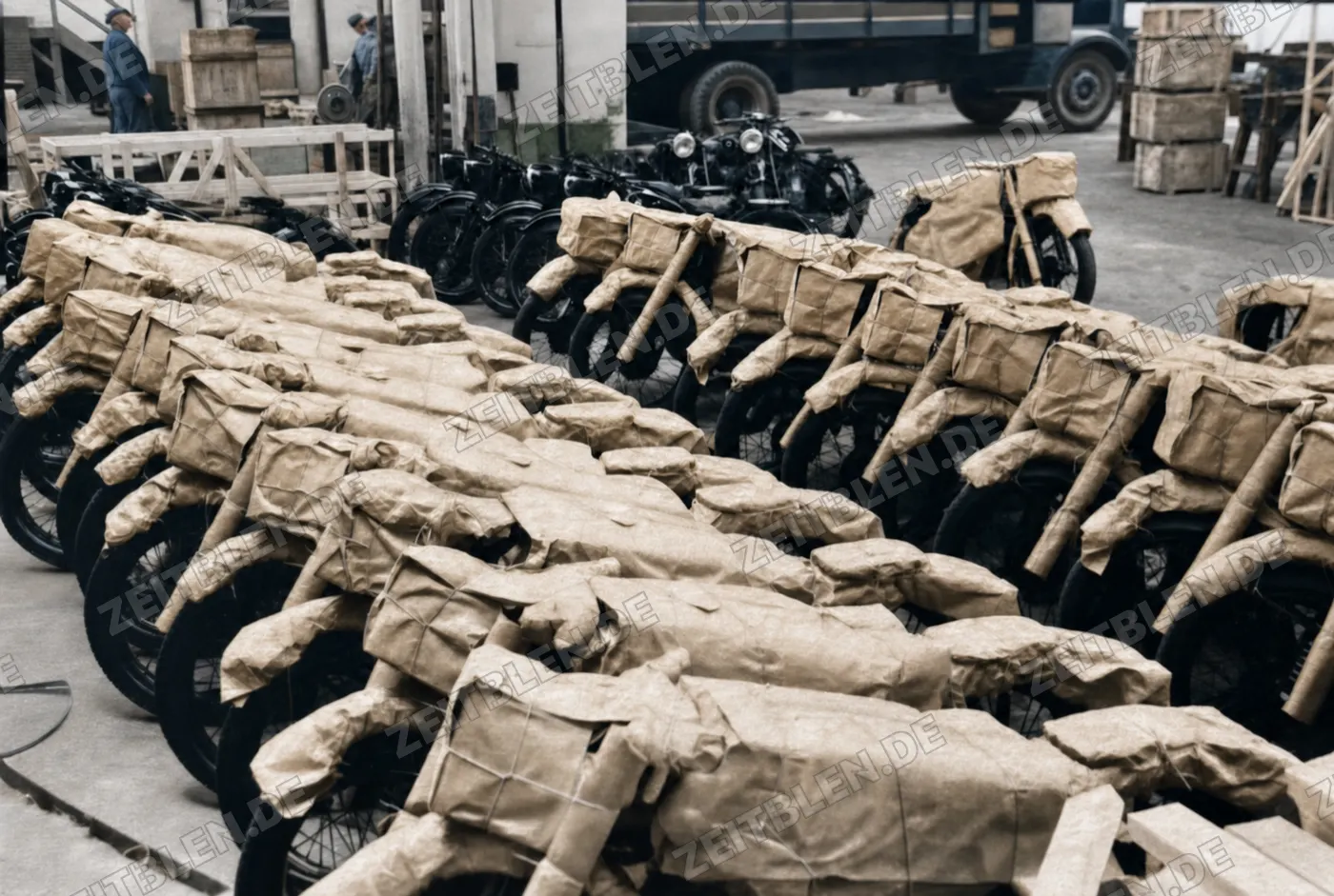 Verpackte BMW-Motorräder im Werkslager