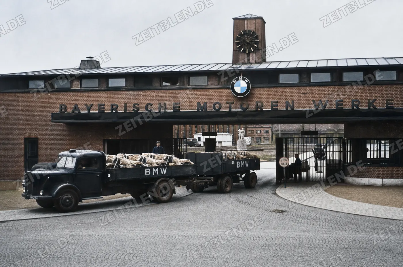 BMW-Werkstor an der Lerchenauerstraße mit Motorradtransport