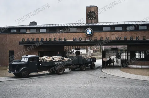 BMW-Werkstor an der Lerchenauerstraße mit Motorradtransport