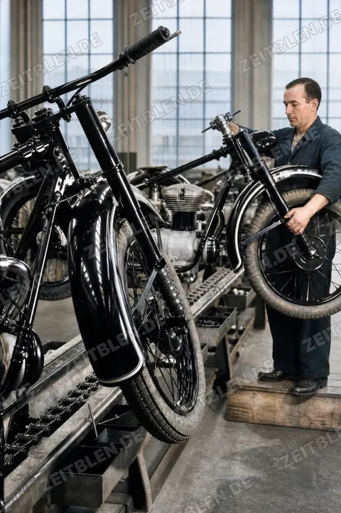 BMW-Motorrad auf Prüfstand oder Werkvorrichtung, München 1949