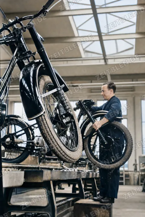 BMW-Motorrad in Werkhalle auf technischer Vorrichtung, 1949