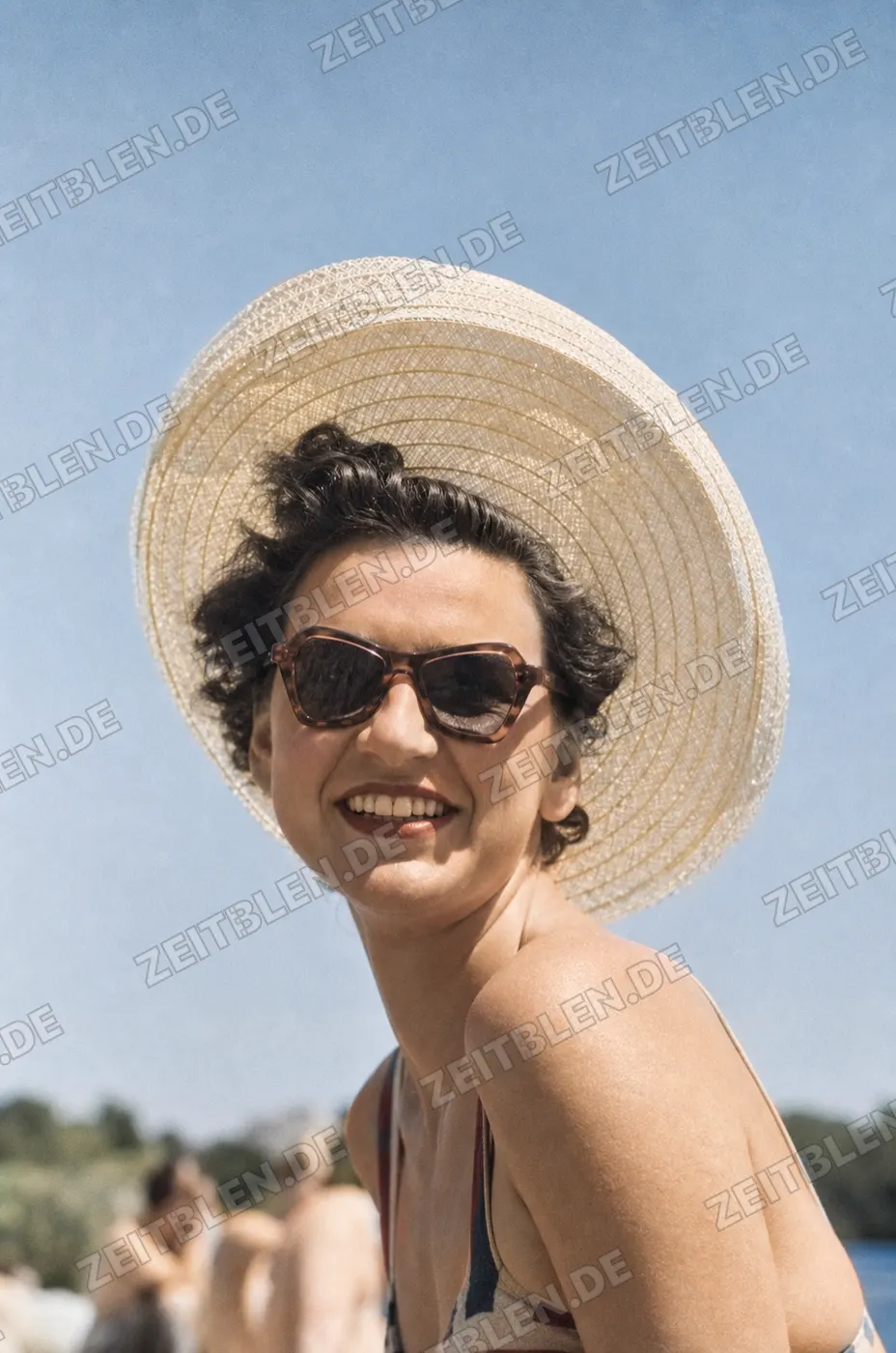 Badegästin mit Sonnenhut und Sonnenbrille in Starnberg, 1949