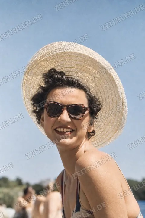 Badegästin mit Sonnenhut und Sonnenbrille in Starnberg, 1949