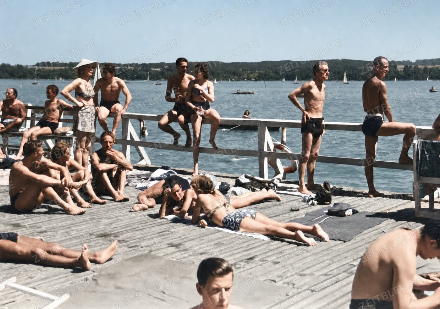 Badegäste auf der Plattform am Starnberger See, 31. Juli 1949