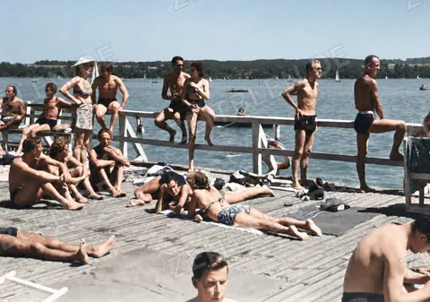 Badegäste auf der Plattform am Starnberger See, 31. Juli 1949