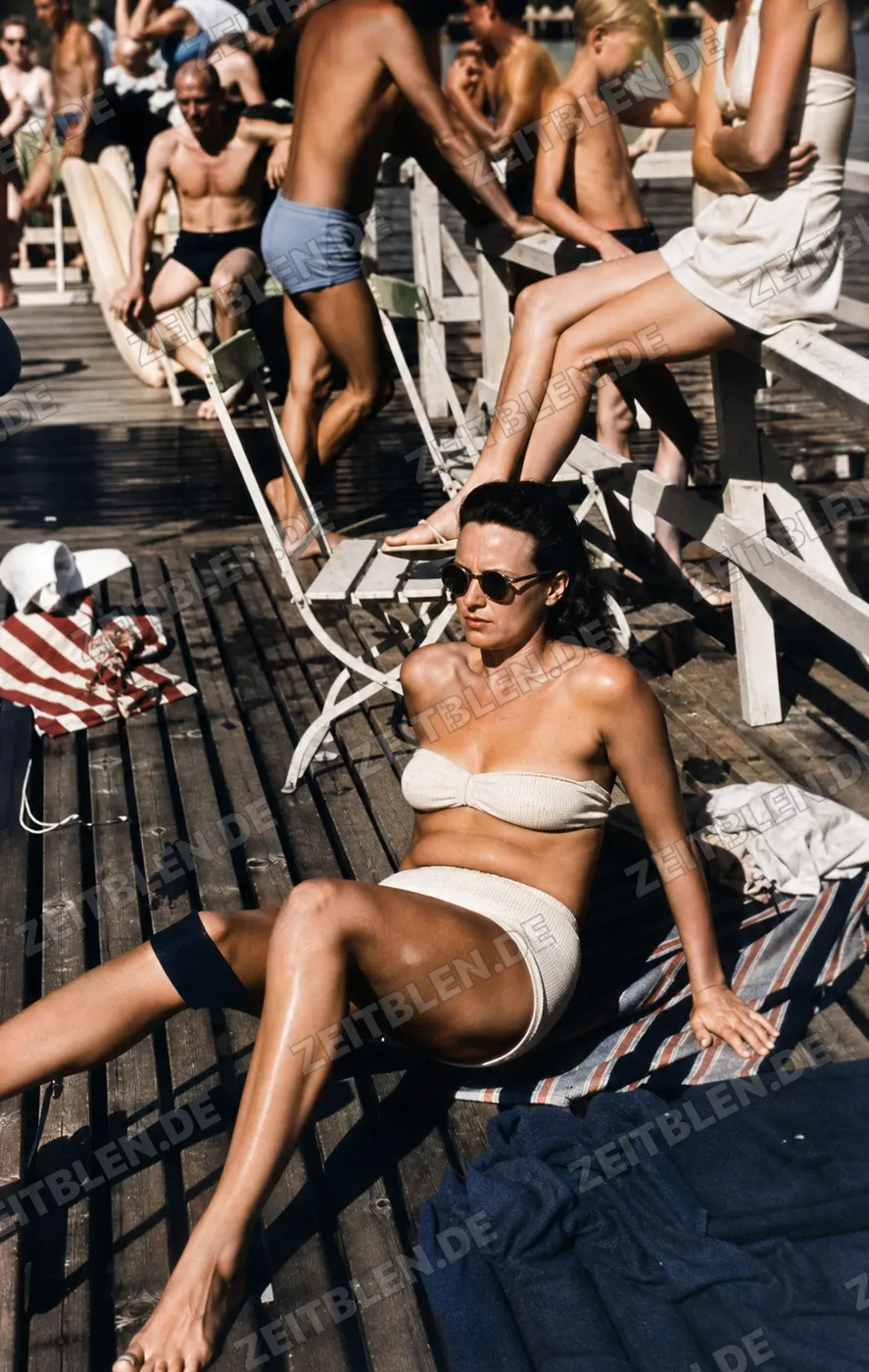 Badegast auf Liegestuhl am Starnberger See, 31. Juli 1949
