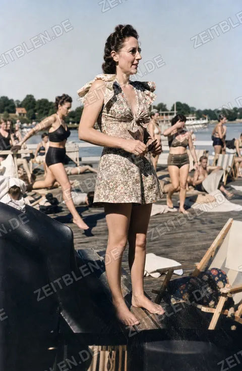Frau mit Wickeltuch im Strandbad Starnberg, 1949