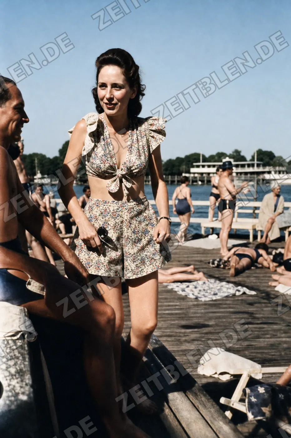 Stehende Frau im Strandbad Starnberg, 1949