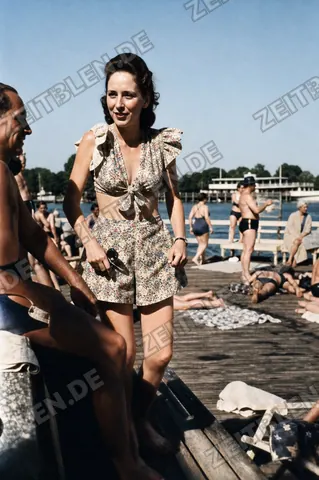 Stehende Frau im Strandbad Starnberg, 1949