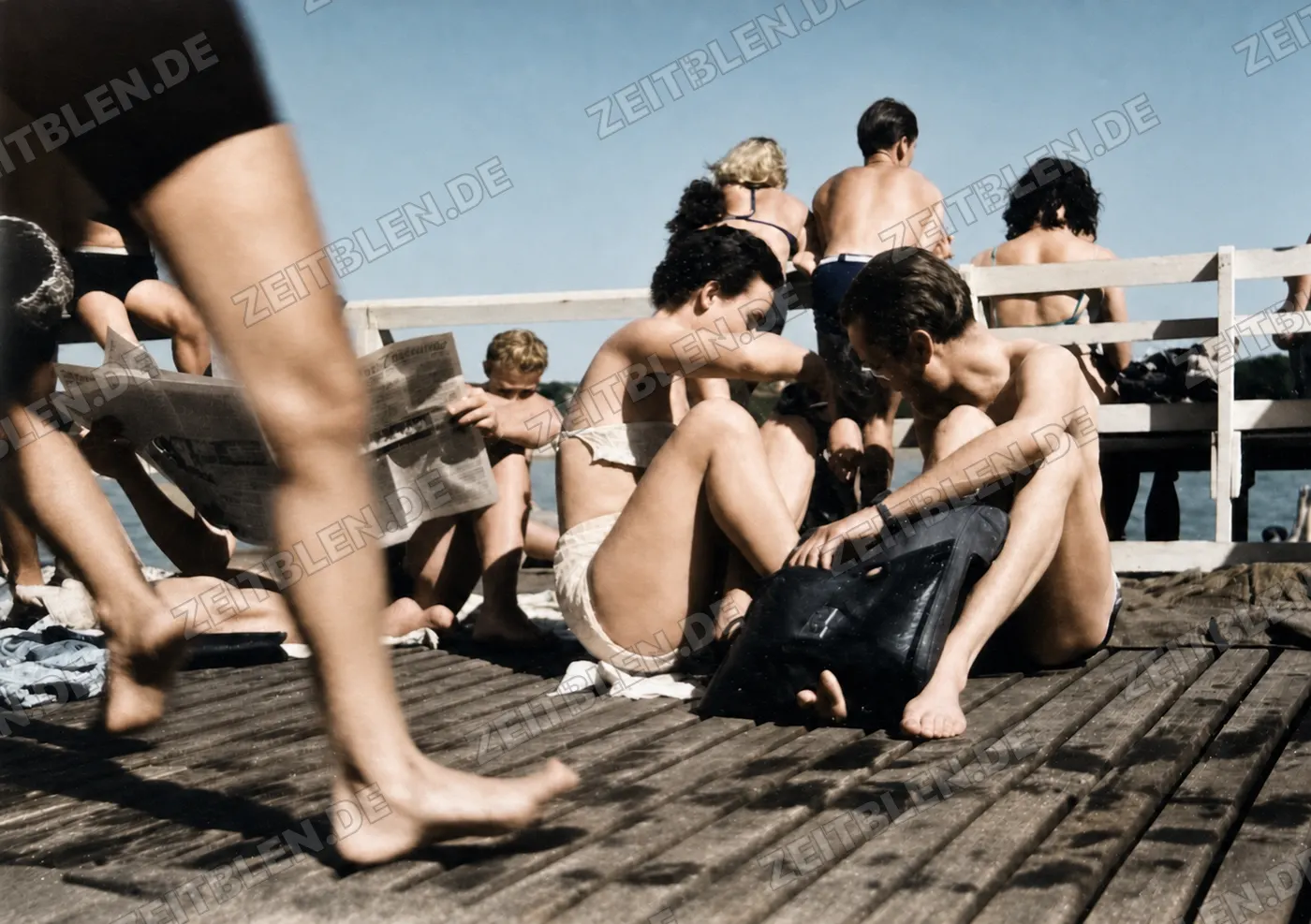 Badegäste auf Holzplanken im Strandbad Starnberg, 1949
