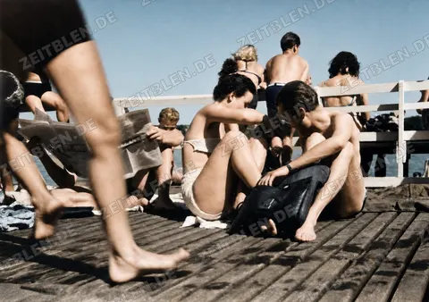 Badegäste auf Holzplanken im Strandbad Starnberg, 1949