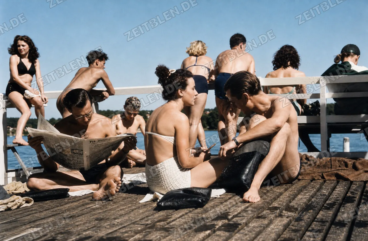 Lesende Badegäste im Strandbad Starnberg, 1949