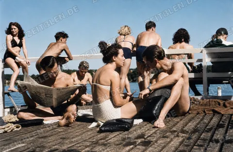 Lesende Badegäste im Strandbad Starnberg, 1949