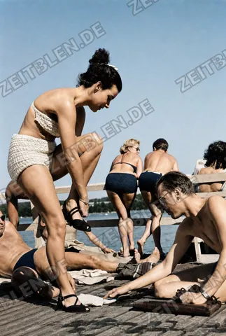Badegäste am Rand der Plattform in Starnberg, 1949