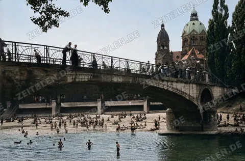 Baden in der Isar bei St. Lukas, vermutlich 1949