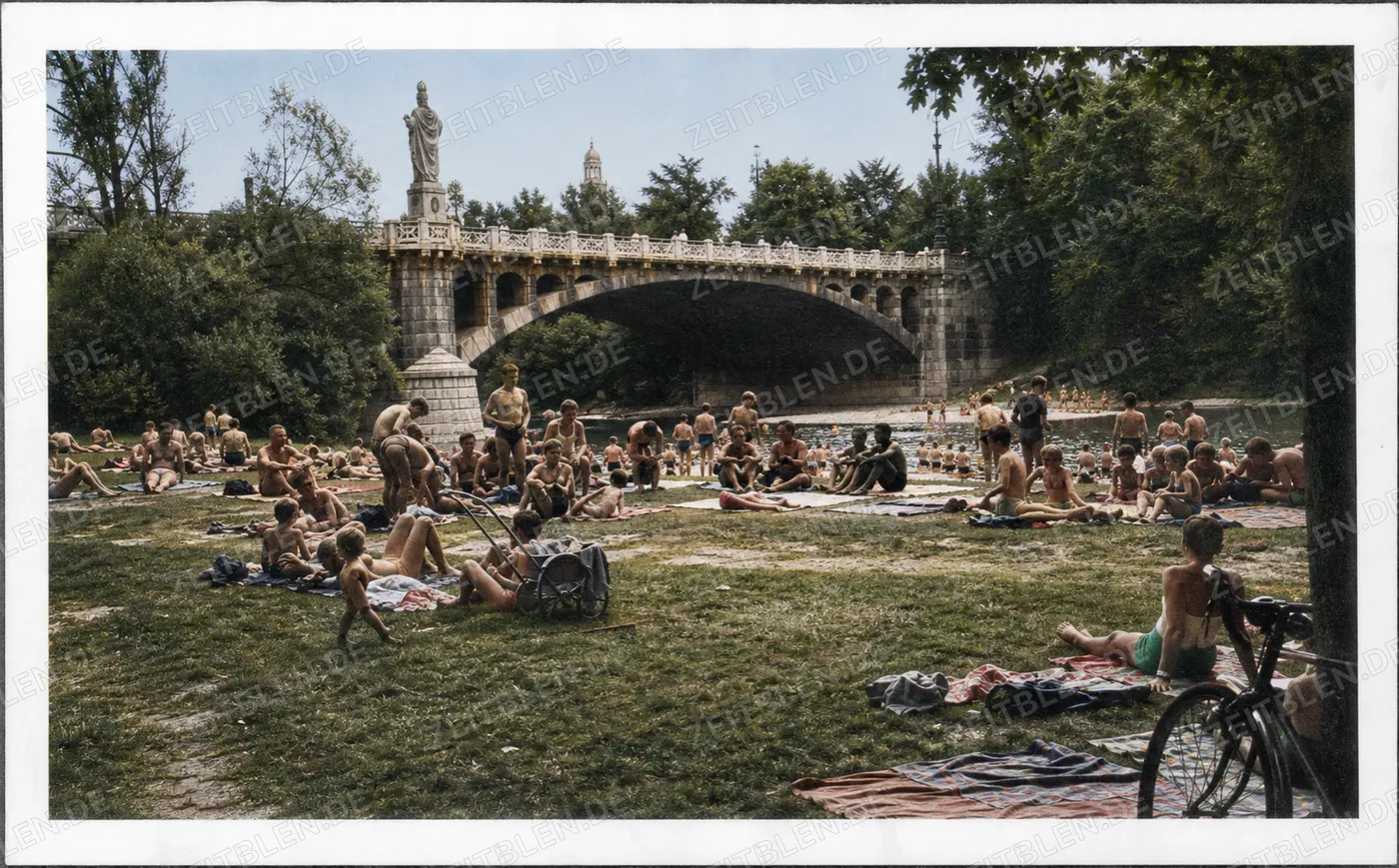 Badegäste an der Isar bei der Maximiliansbrücke, 1949