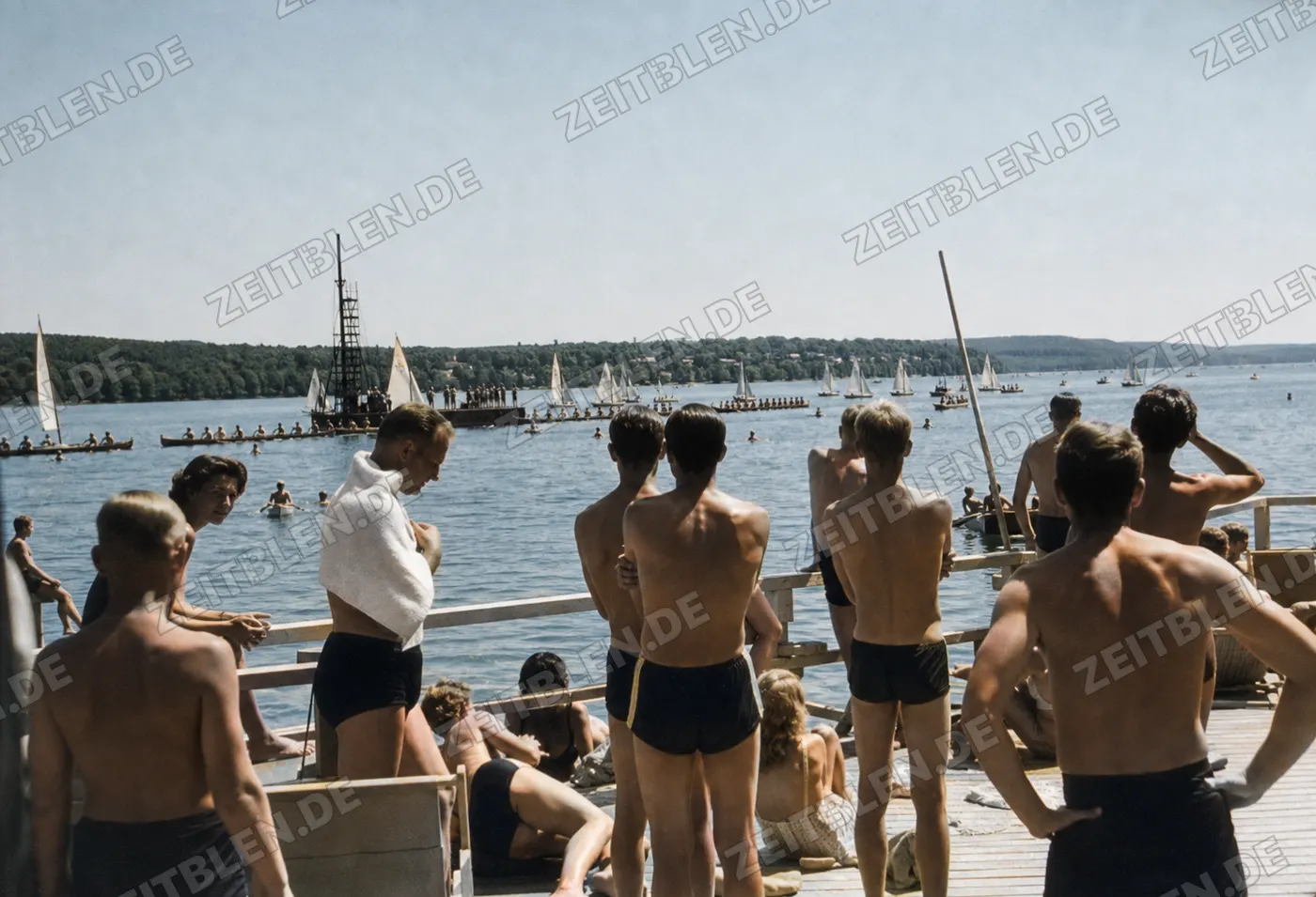 Blick von der Badeplattform auf Segelboote, Starnberg 1949