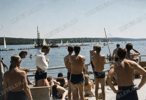 Blick von der Badeplattform auf Segelboote, Starnberg 1949