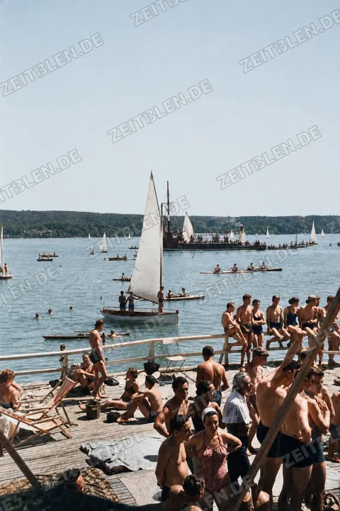 Volle Badeplattform am Starnberger See, 1949