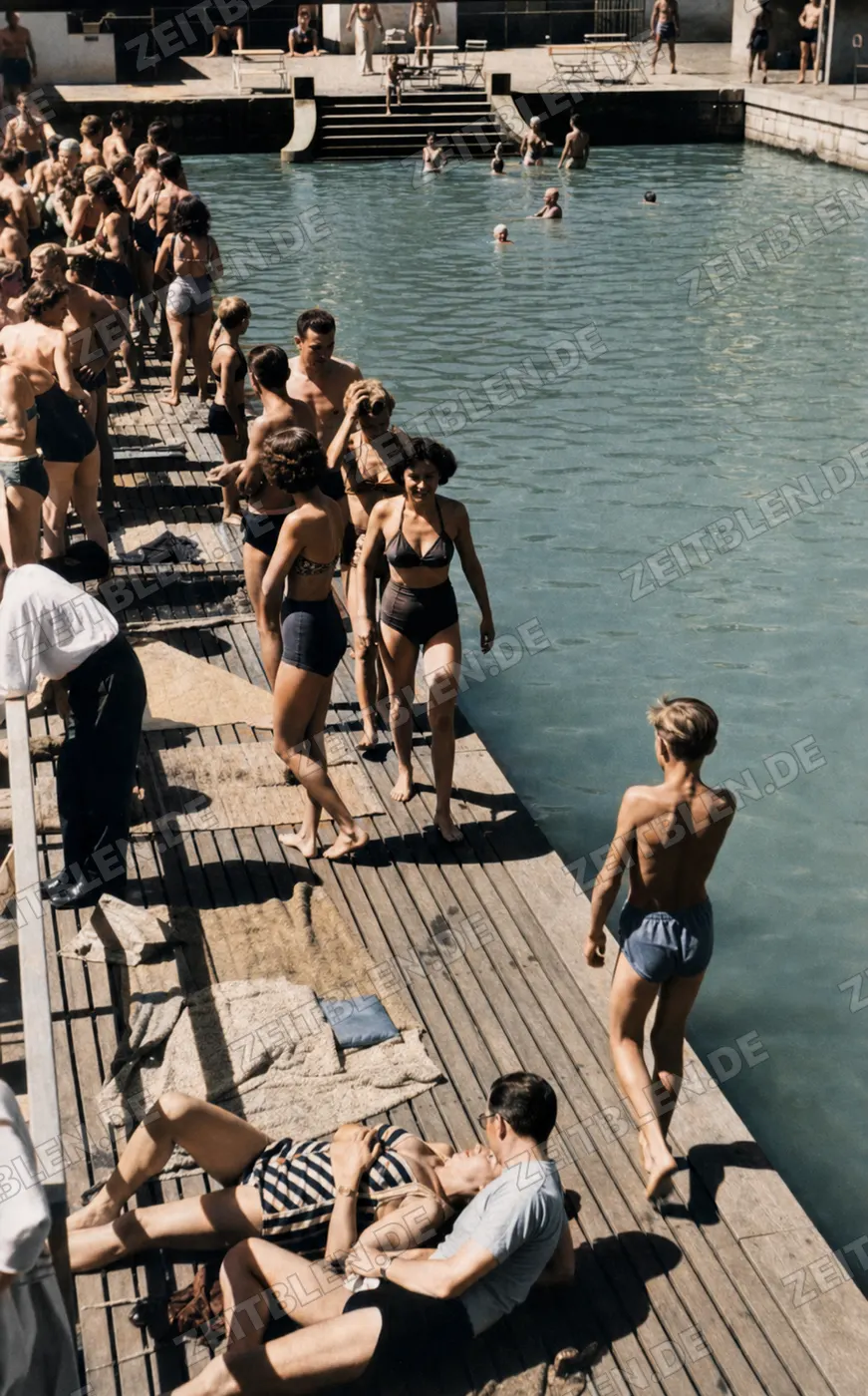 Badegäste auf Holzplanken am Starnberger See, 1949