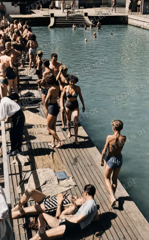 Badegäste auf Holzplanken am Starnberger See, 1949