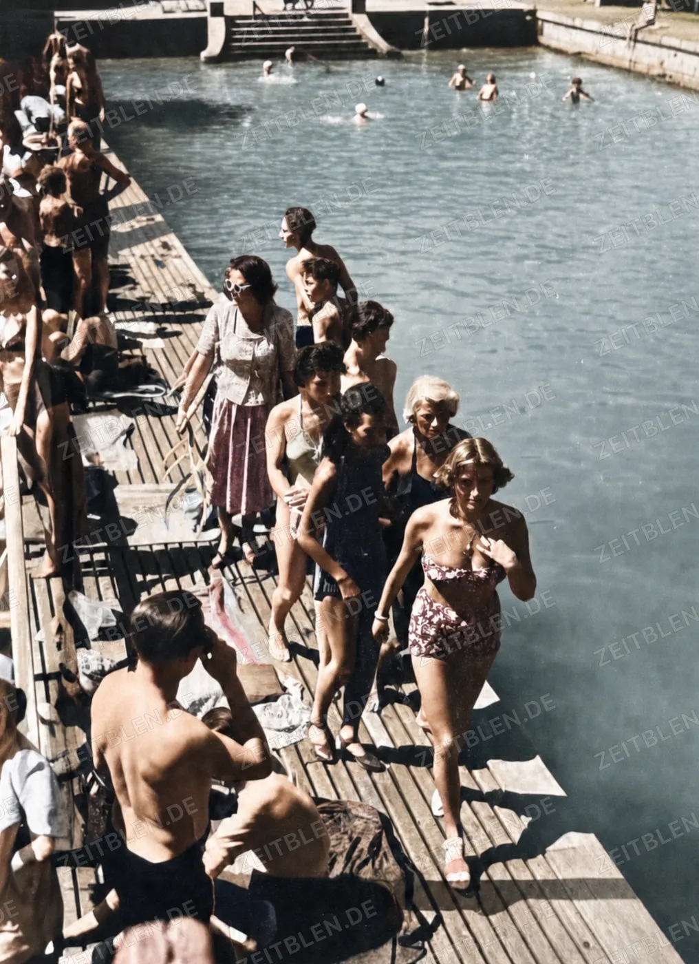 Badegruppe auf der Plattform in Starnberg, 1949
