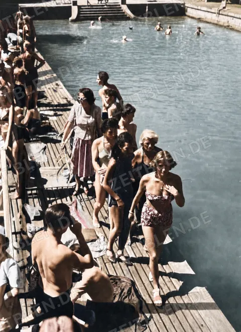 Badegruppe auf der Plattform in Starnberg, 1949