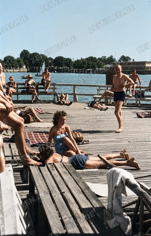 Badegäste auf einem Steg am Starnberger See, 31. Juli 1949