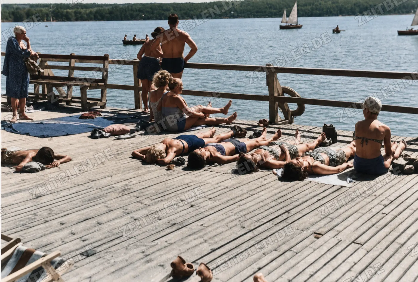 Sonnenbad auf einem Badedeck am Starnberger See, 31. Juli 1949