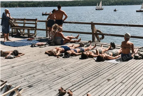 Sonnenbad auf einem Badedeck am Starnberger See, 31. Juli 1949