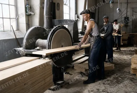 Holzfertigung an Maschinen in den EMPE-Werken