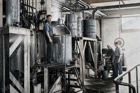 Arbeiter an Produktionsanlage der chemischen Fabrik Dr. Böhme