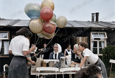 Alltagsszene mit Luftballons beim Flüchtlingstreffen in Allach III