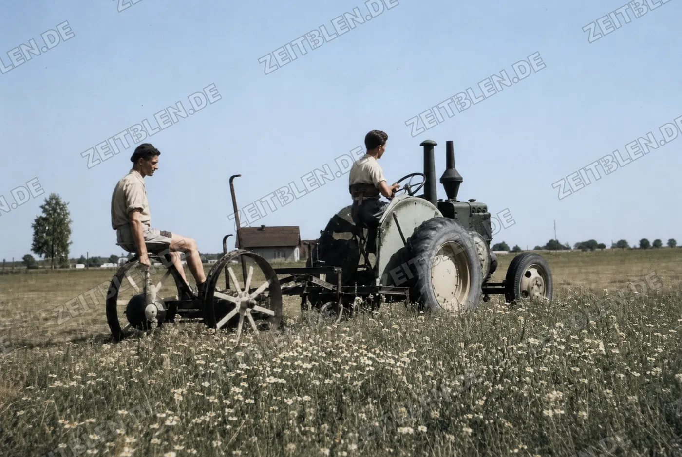 Traktor mit Arbeitsgerät und zwei Feldarbeitern, 27. August 1949
