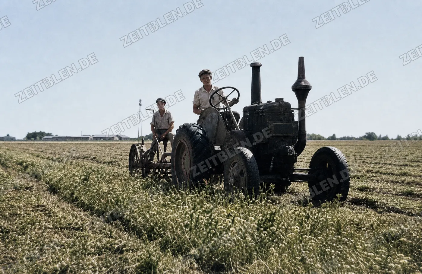 Traktor bei der Feldarbeit, 27. August 1949