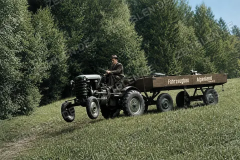 Alpenland-Traktor mit Firmenanhänger, 17. August 1949