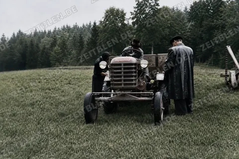 Alpenland-Traktor bei einer Feldvorführung, 1949