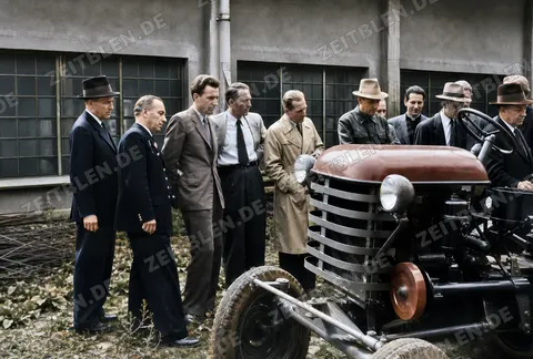 Besichtigung eines Alpenland-Traktors, 17. August 1949
