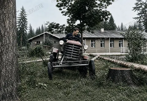 Alpenland-Traktor auf dem Werksgelände in Gartenberg, 1949