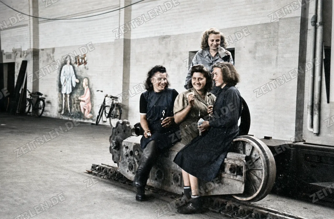 Arbeiterinnen auf einem Kettenfahrzeugteil in den Bayerischen Kettenwerken, 1949