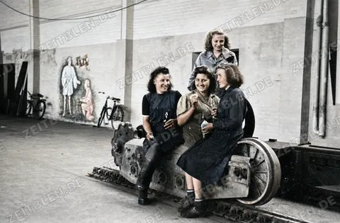 Arbeiterinnen auf einem Kettenfahrzeugteil in den Bayerischen Kettenwerken, 1949