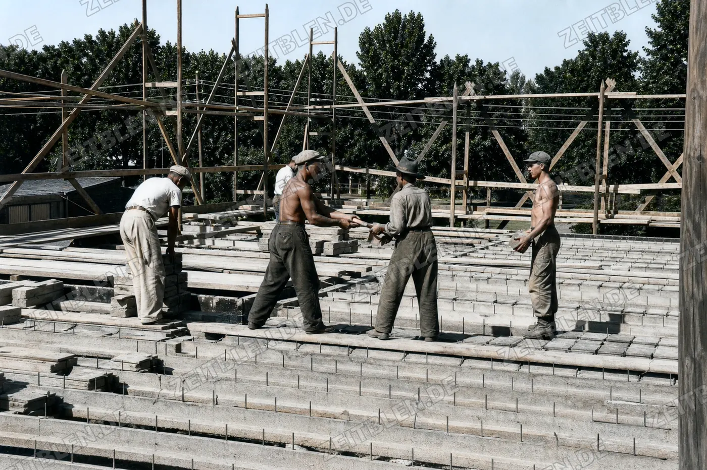 Arbeiter auf einer Deckenschalung beim Allianz-Bau